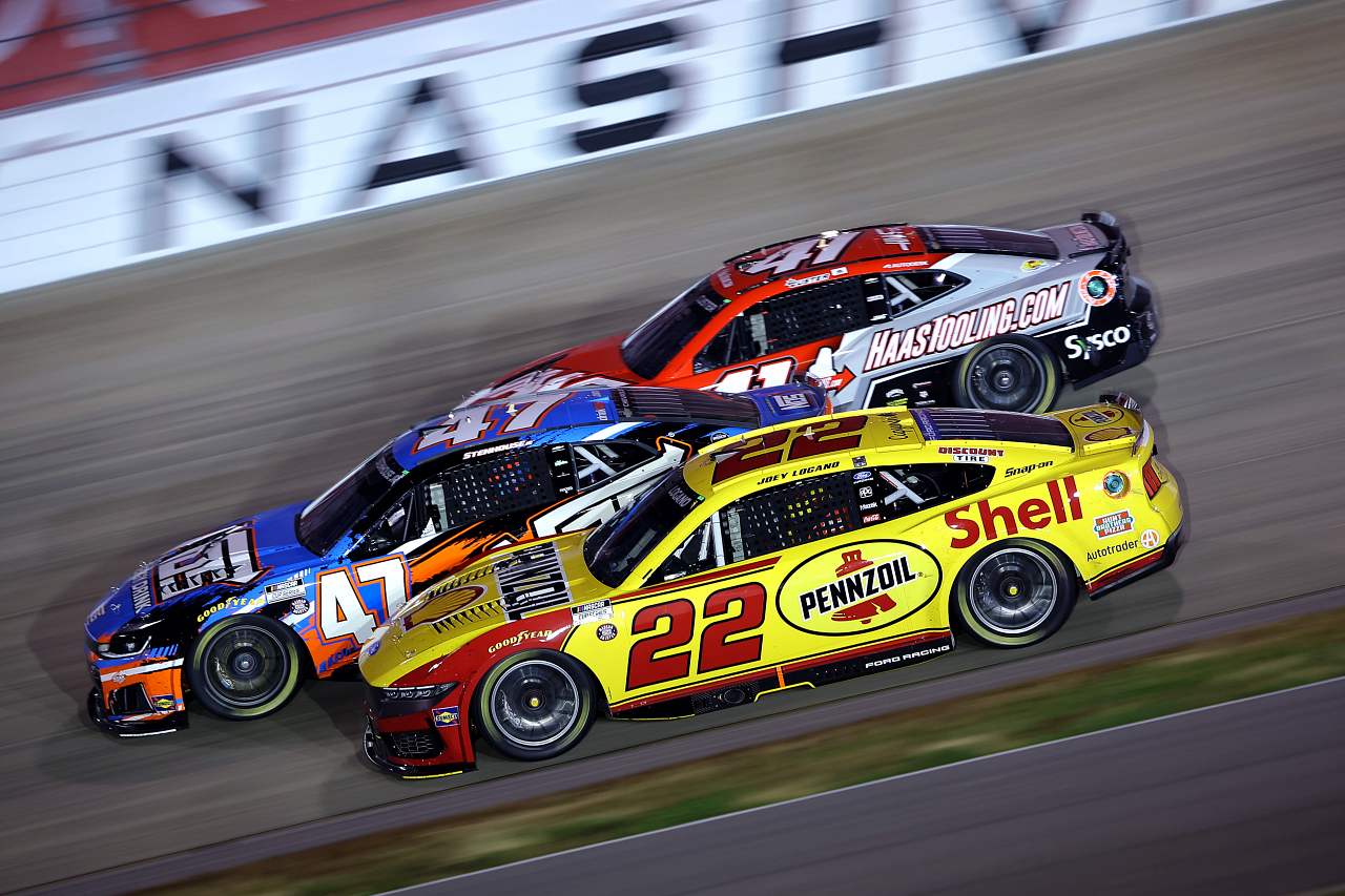 最後尾からの大逆転。デニー・ハムリンがJGRの陣営内“3ワイド”を制し通算62勝目／NASCAR第14戦