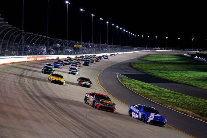 最後尾からの大逆転。デニー・ハムリンがJGRの陣営内“3ワイド”を制し通算62勝目／NASCAR第14戦
