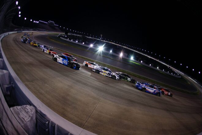 最後尾からの大逆転。デニー・ハムリンがJGRの陣営内“3ワイド”を制し通算62勝目／NASCAR第14戦