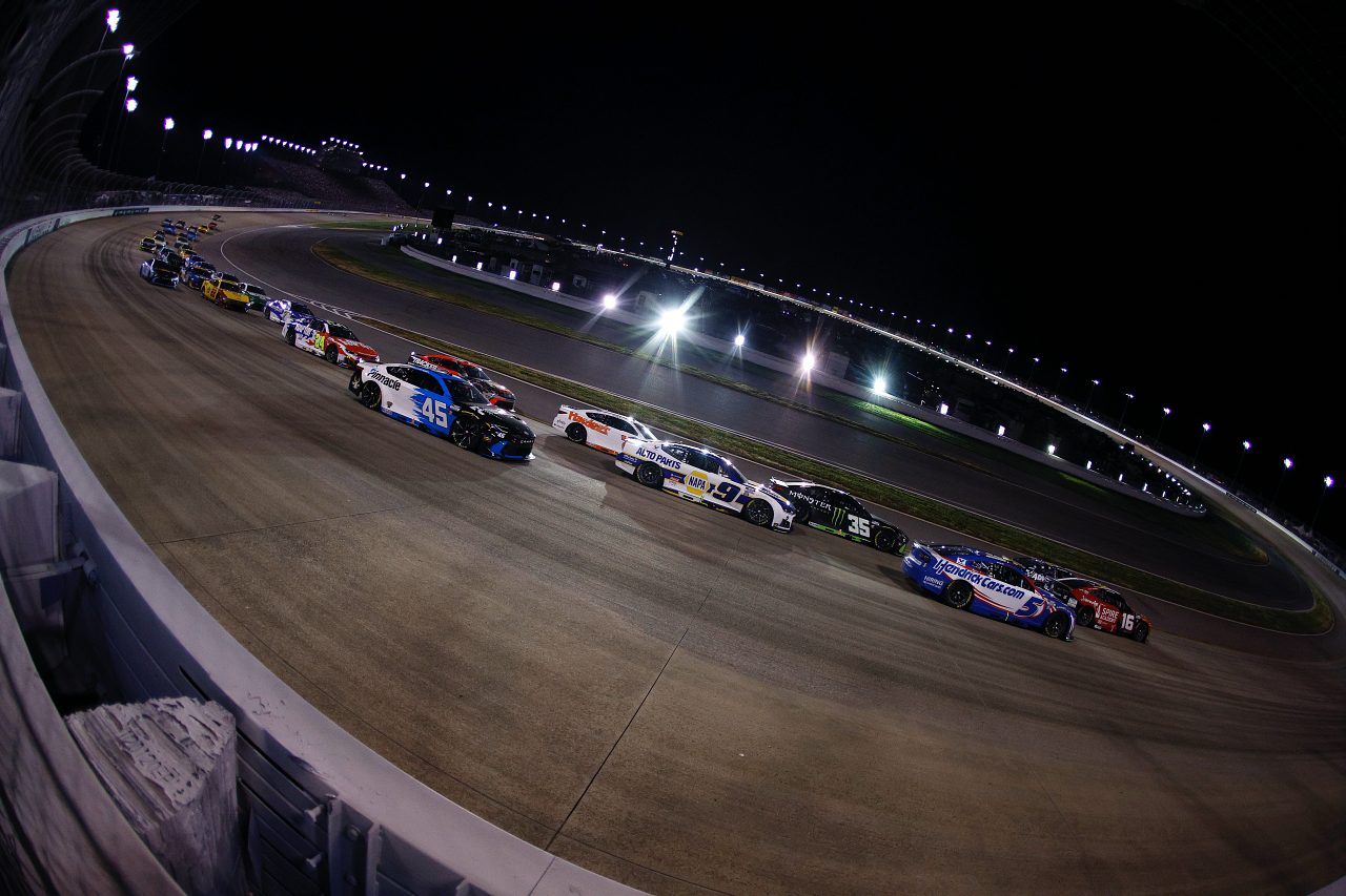 最後尾からの大逆転。デニー・ハムリンがJGRの陣営内“3ワイド”を制し通算62勝目／NASCAR第14戦