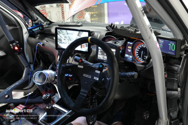 「スイフトスポーツはスズキが作った零戦」クラス唯一のFFターボでの挑戦にメーカーも熱視線【S耐マシンフォーカス】
