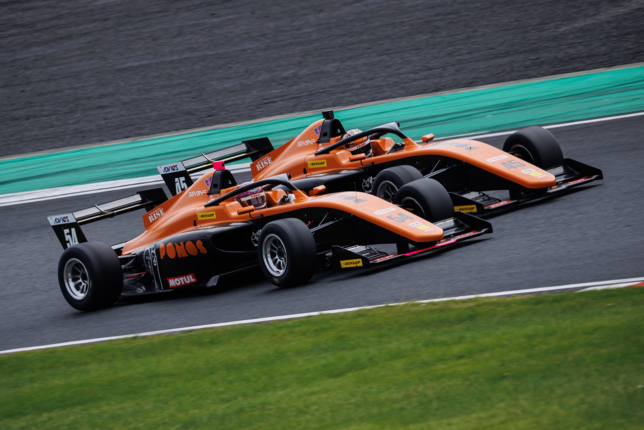 2026年FRJ第2大会鈴鹿　大宮賢人（PONOS RACING F111/3）と洞地遼大（PONOS RACING F111/3）の攻防