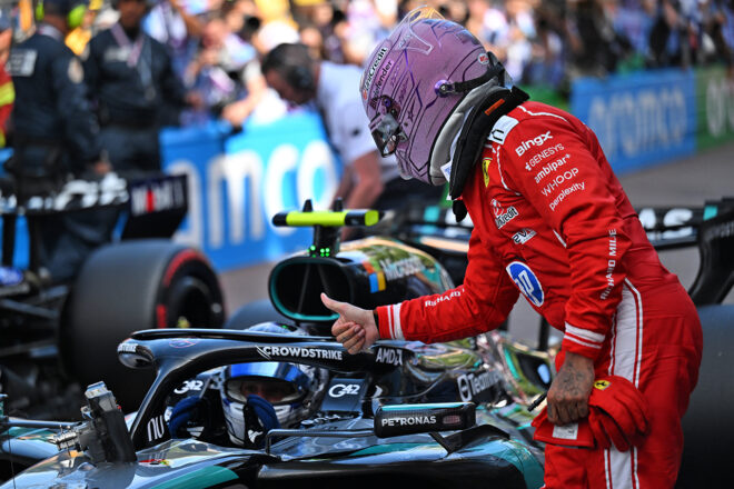 PPを獲得したアンドレア・キミ・アントネッリ（メルセデス）を讃える予選3番手のルイス・ハミルトン（フェラーリ）
