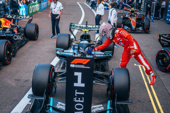 アンドレア・キミ・アントネッリ（メルセデス）とルイス・ハミルトン（フェラーリ）