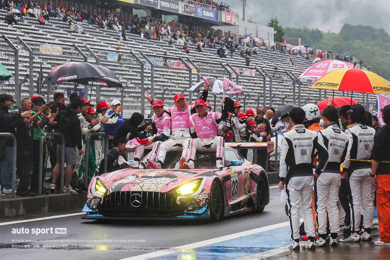 明け方の雨で形勢逆転、TKRI松永建設AMGが富士24時間レース連覇。『着せ恋』カラーで初勝利【スーパー耐久決勝レポート】