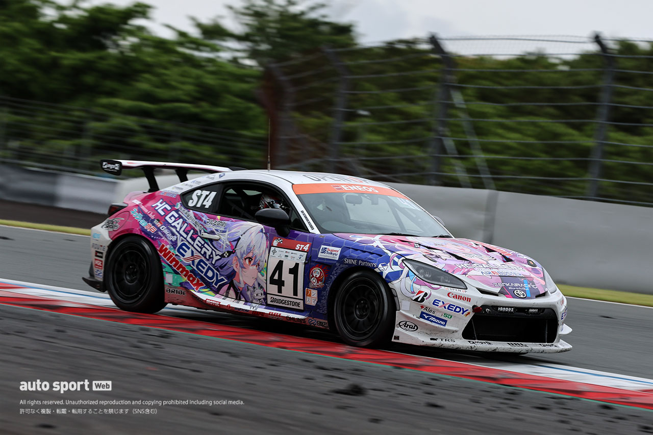 明け方の雨で形勢逆転、TKRI松永建設AMGが富士24時間レース連覇。『着せ恋』カラーで初勝利【スーパー耐久決勝レポート】
