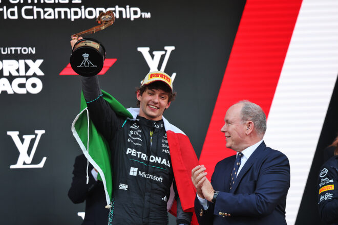 2026年F1第6戦モナコGP　モナコ公アルベール2世から優勝トロフィーを受け取ったアンドレア・キミ・アントネッリ（メルセデス）