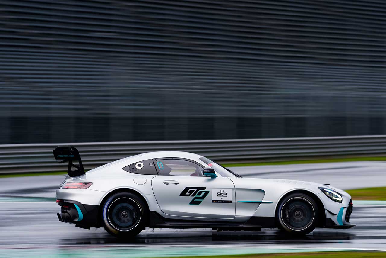 【F1参戦メーカーのフラッグシップモデル】