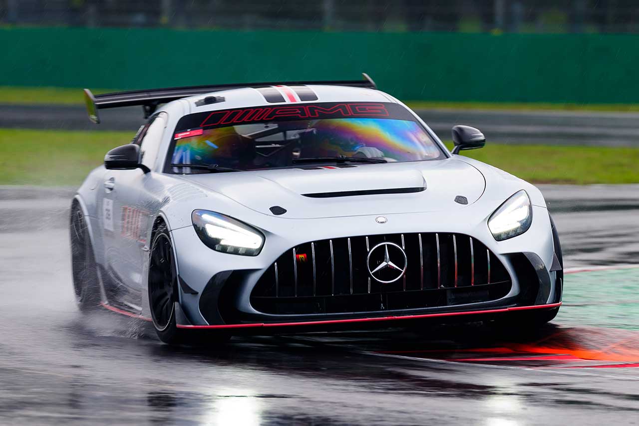 【F1参戦メーカーのフラッグシップモデル】