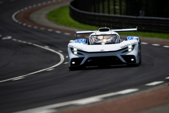 デモランを行った液体水素エンジン搭載車のTR LH2 レーシング・プロトタイプ