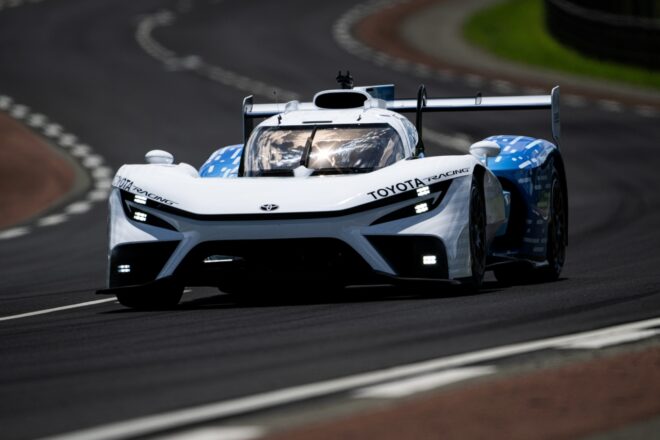 デモランを行った液体水素エンジン搭載車のTR LH2 レーシング・プロトタイプ