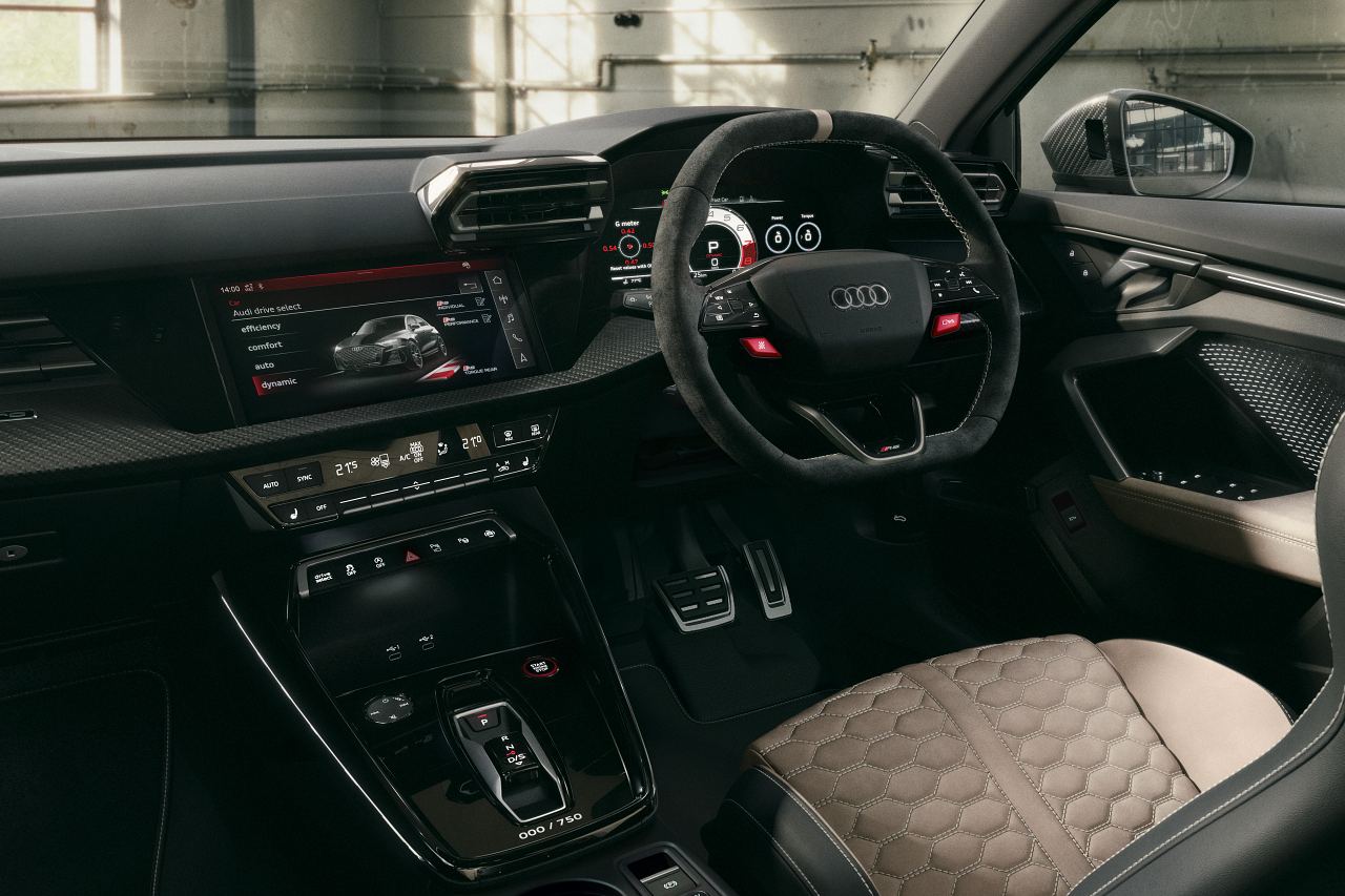 アウディ、最高峰『RS3』に直列5気筒エンジン誕生50周年記念の限定車“competition limited”を導入