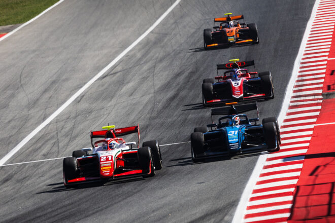 FIA F3第3戦バルセロナ　スプリントレースでジェラード・シエ（ダムス・ルーカスオイル）をかわすジェームズ・ウォートン（プレマ・レーシング）