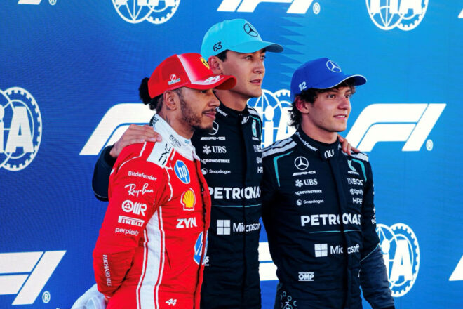 ポールポジションのジョージ・ラッセル（メルセデス）、予選2番手ルイス・ハミルトン（フェラーリ）、3番手アンドレア・キミ・アントネッリ（メルセデス）