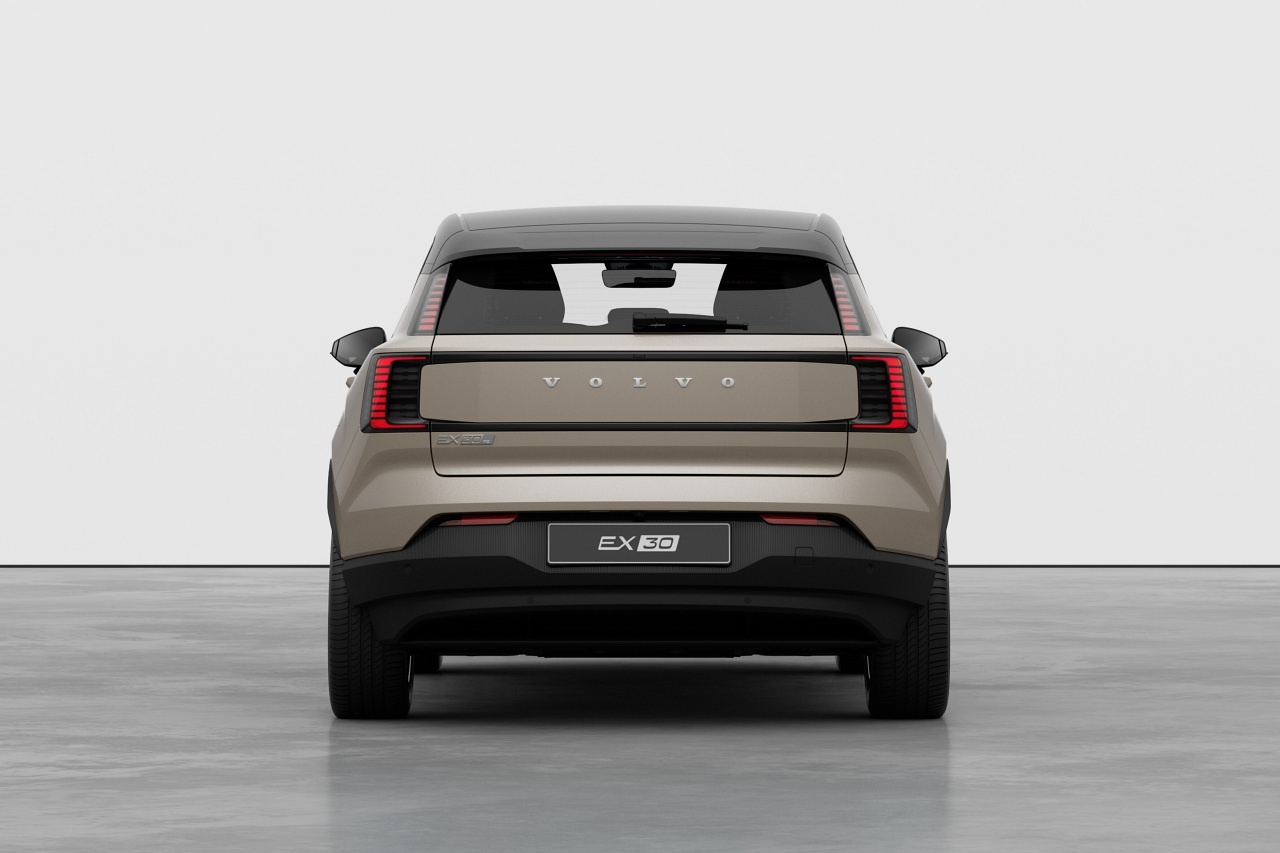 ボルボ、最小EV『EX30』のグレード名称を刷新。中核SUV『XC60』もラインアップ変更で特別限定車も導入