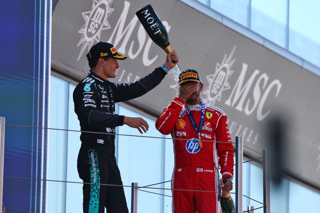 2位ジョージ・ラッセル（メルセデス）が優勝したルイス・ハミルトン（フェラーリ）を祝福