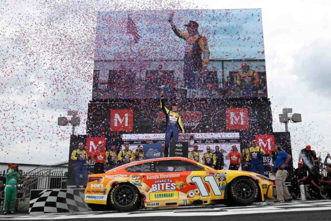 デニー・ハムリンが得意のポコノで無双。同地8勝目、フルタイム21年目で初の3連勝／NASCAR第16戦