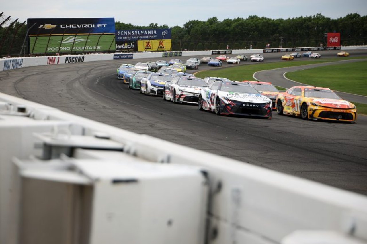 デニー・ハムリンが得意のポコノで無双。同地8勝目、フルタイム21年目で初の3連勝／NASCAR第16戦