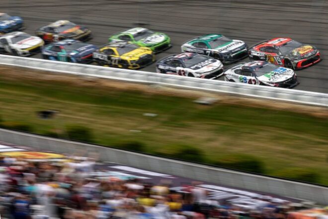 デニー・ハムリンが得意のポコノで無双。同地8勝目、フルタイム21年目で初の3連勝／NASCAR第16戦