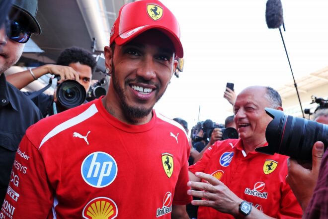 優勝したルイス・ハミルトン（フェラーリ）とチーム代表フレデリック・バスール