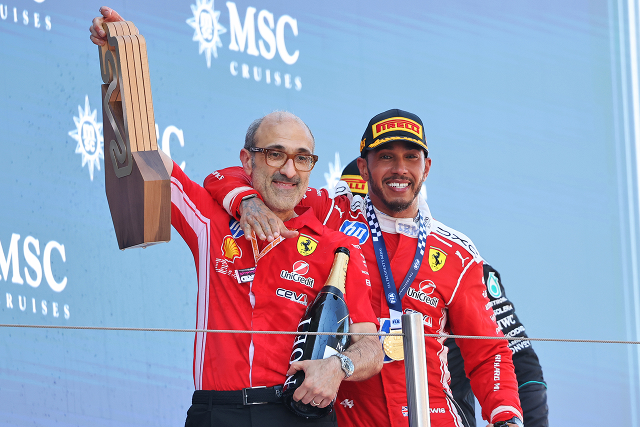 ルイス・ハミルトン（フェラーリ）と担当エンジニアのカルロ・サンティ