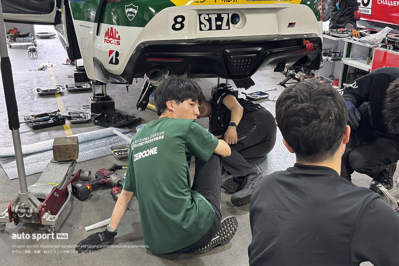 青学自動車部チームがS耐富士24時間に初挑戦。学生メンバーがドライバー、メカニック、エンジニア、広報として徹夜の奮闘