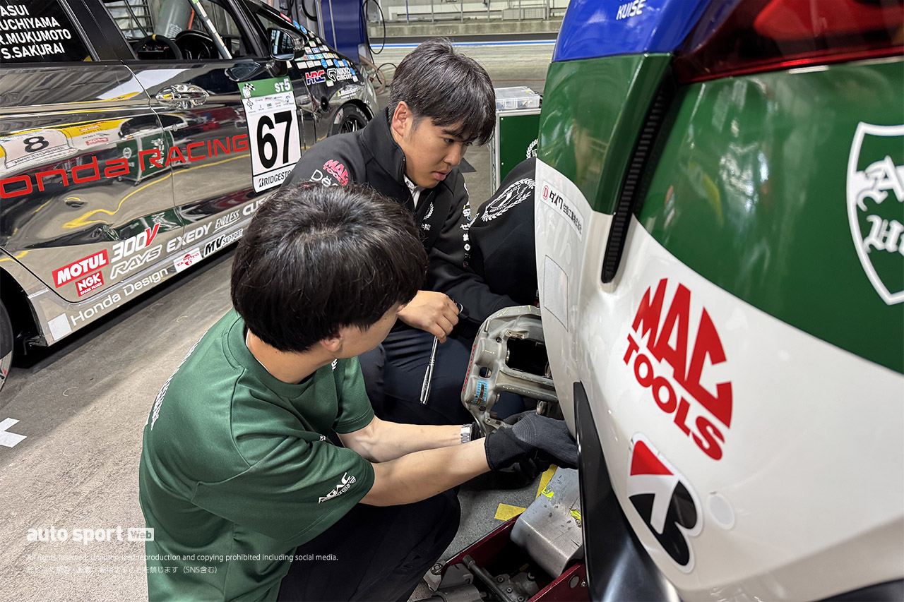青学自動車部チームがS耐富士24時間に初挑戦。学生メンバーがドライバー、メカニック、エンジニア、広報として徹夜の奮闘