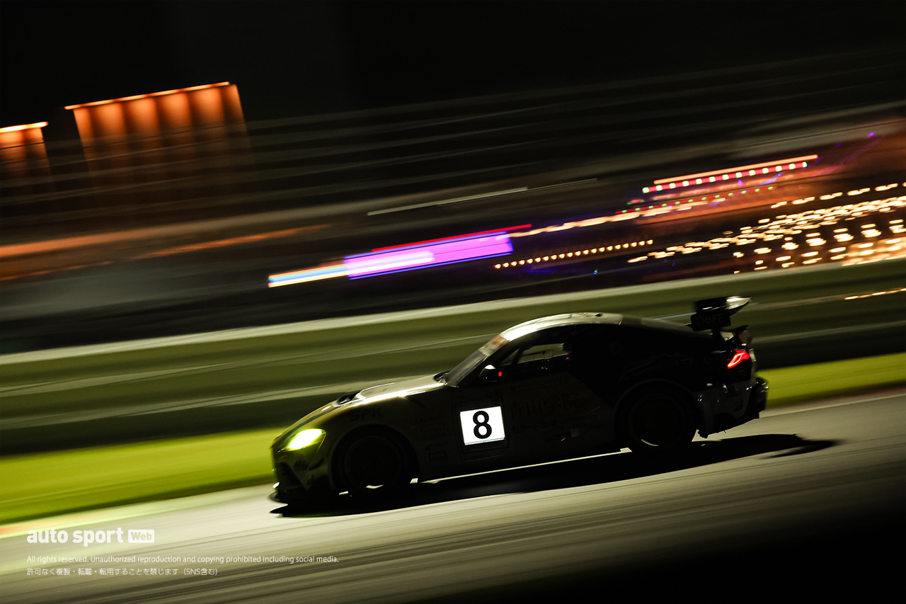 青学自動車部チームがS耐富士24時間に初挑戦。学生メンバーがドライバー、メカニック、エンジニア、広報として徹夜の奮闘