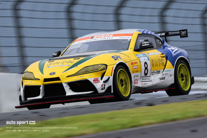 青学自動車部チームがS耐富士24時間に初挑戦。学生メンバーがドライバー、メカニック、エンジニア、広報として徹夜の奮闘