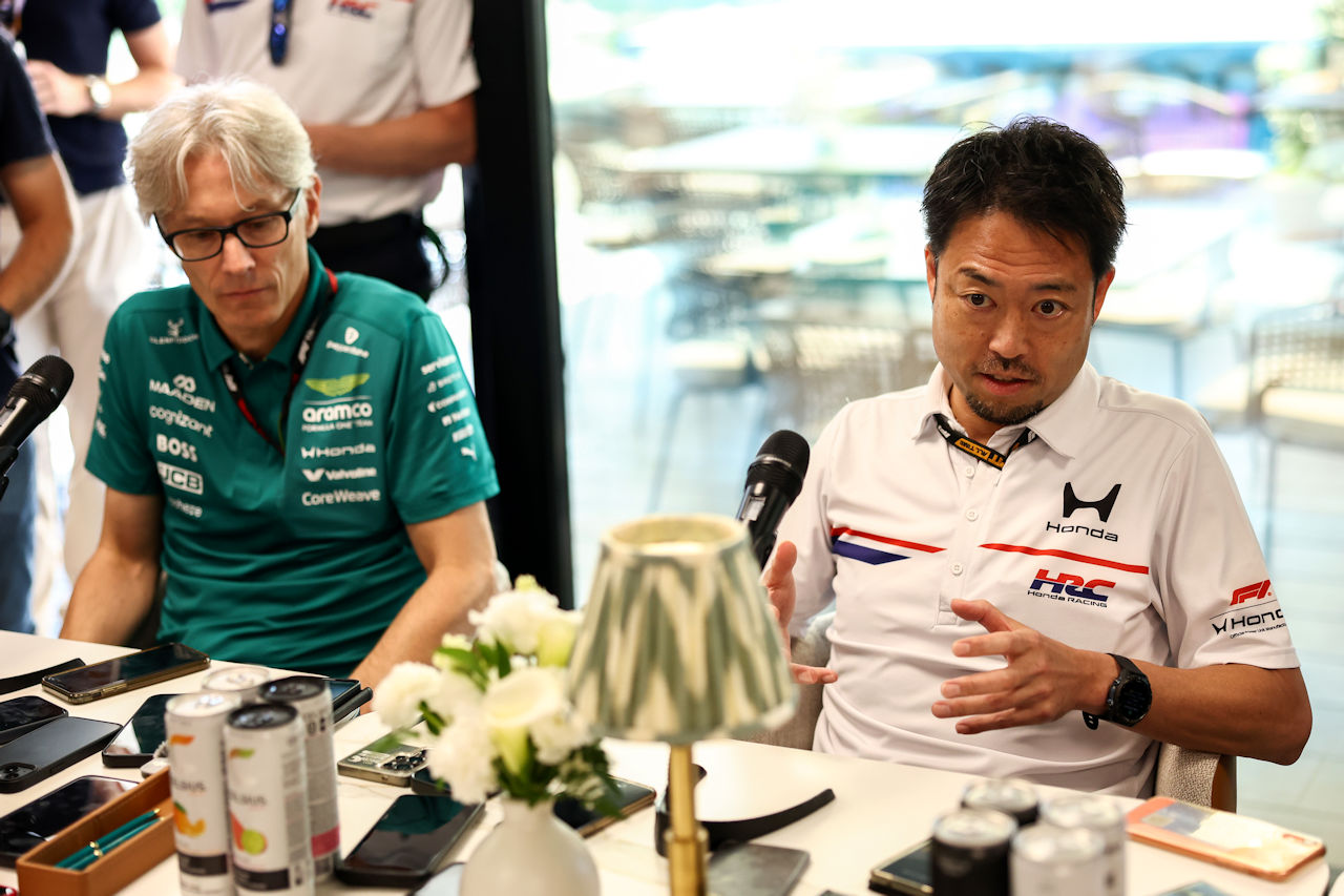 ホンダ・レーシング（HRC）の折原伸太郎トラックサイド・ゼネラルマネージャー兼チーフエンジニアとアストンマーティンのチーフトラックサイドオフィサーであるマイク・クラック