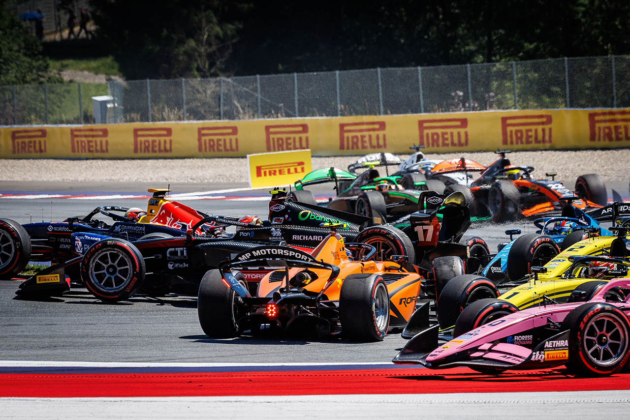 2026年FIA F2第6戦シュピールベルク　スプリントレース1周目のターン1で発生した多重クラッシュ