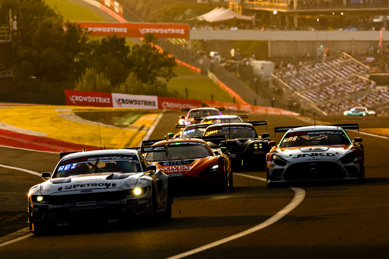 独走フェラーリにパンクの悲劇。マクラーレンが雨襲来のスパ24時間をリード【決勝12時間後レポート】