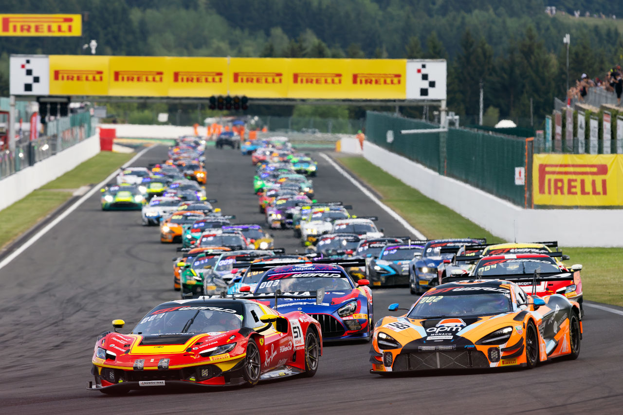 51号車フェラーリ296 GT3エボ（AFコルセ）と58号車マクラーレン720S GT3エボ（ガレージ59）