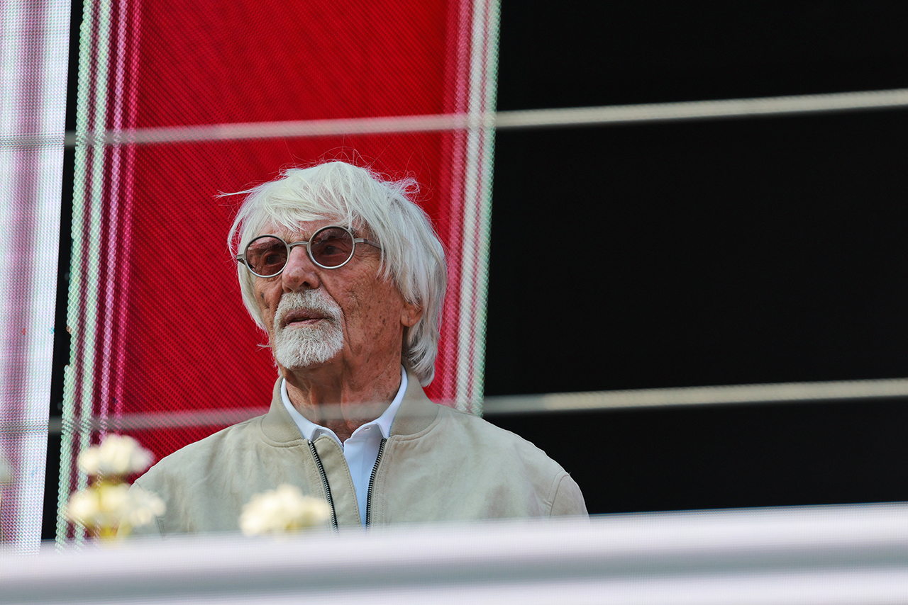 表彰式のプレゼンターを務めたバニー・エクレストン（元FOM会長／現在95歳）