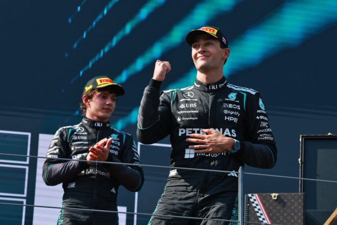 優勝したジョージ・ラッセルと3位のアンドレア・キミ・アントネッリ（メルセデス）