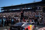 猛追のチェイス・ブリスコを抑え切り、マイスター“SVG”が最小僅差のロードコース通算8勝目／NASCAR第18戦