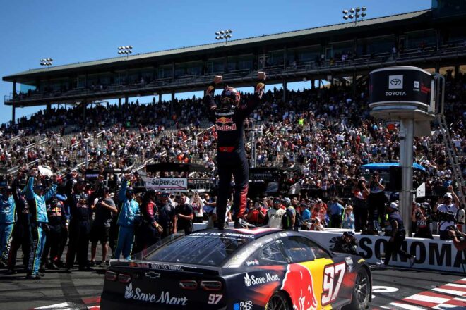 猛追のチェイス・ブリスコを抑え切り、マイスター“SVG”が最小僅差のロードコース通算8勝目／NASCAR第18戦