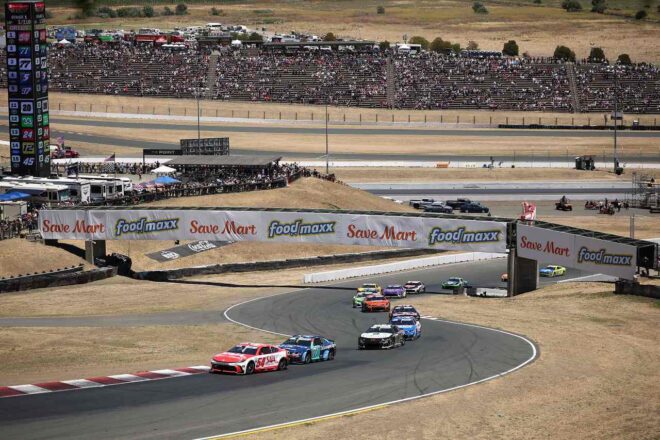 猛追のチェイス・ブリスコを抑え切り、マイスター“SVG”が最小僅差のロードコース通算8勝目／NASCAR第18戦