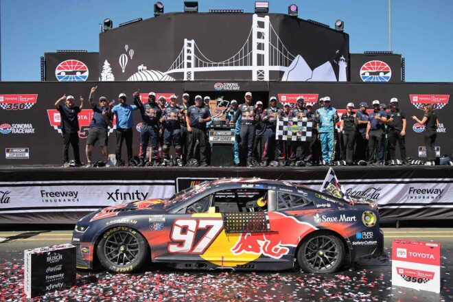 猛追のチェイス・ブリスコを抑え切り、マイスター“SVG”が最小僅差のロードコース通算8勝目／NASCAR第18戦