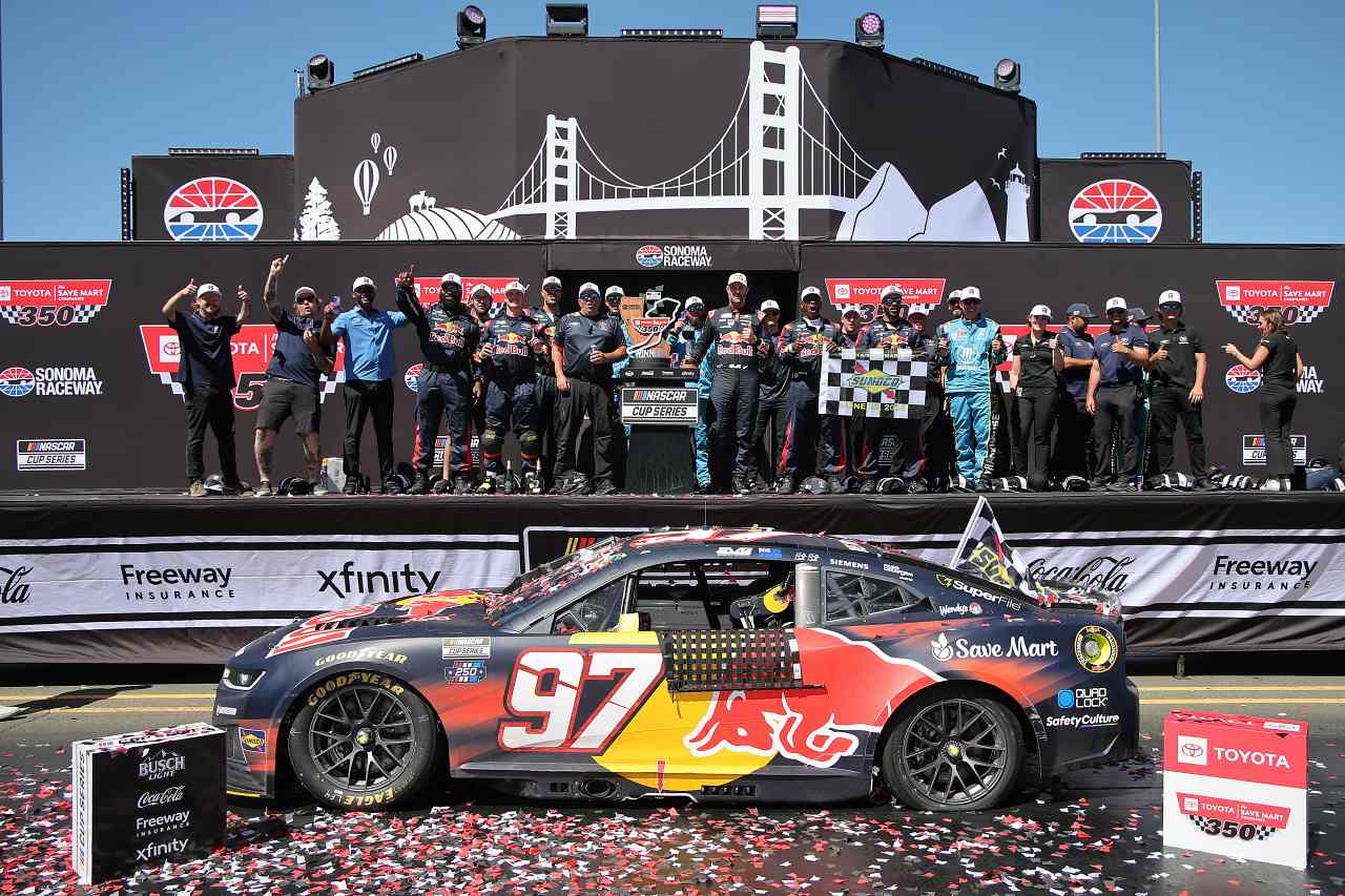 猛追のチェイス・ブリスコを抑え切り、マイスター“SVG”が最小僅差のロードコース通算8勝目／NASCAR第18戦