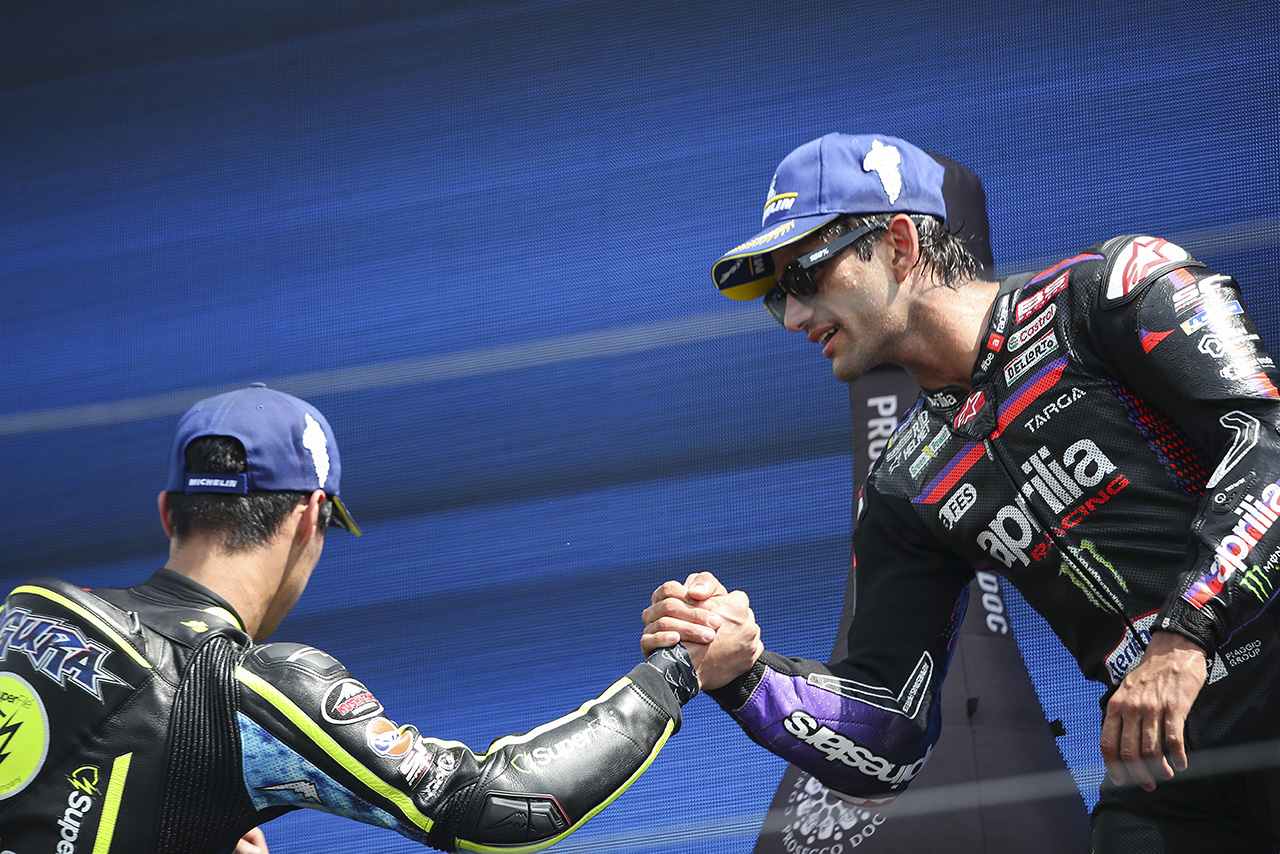 勝利を称え合う小椋藍（トラックハウスMotoGPチーム）とホルヘ・マルティン（アプリリア・レーシング）／第10戦オランダGP