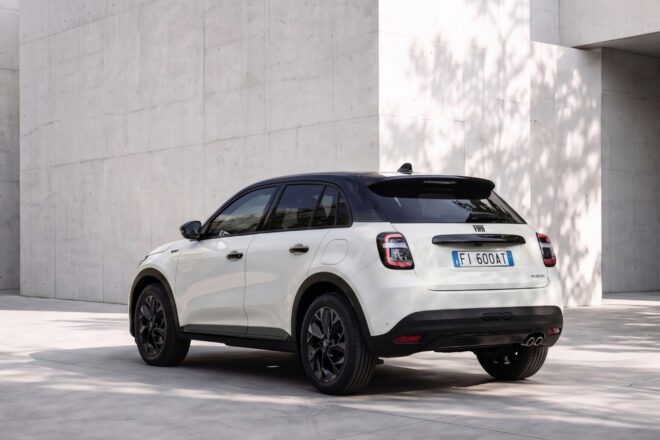 フィアット、コンパクトSUV『600』に初のブラックアクセント採用の限定車“Sport”が登場