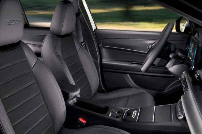 フィアット、コンパクトSUV『600』に初のブラックアクセント採用の限定車“Sport”が登場