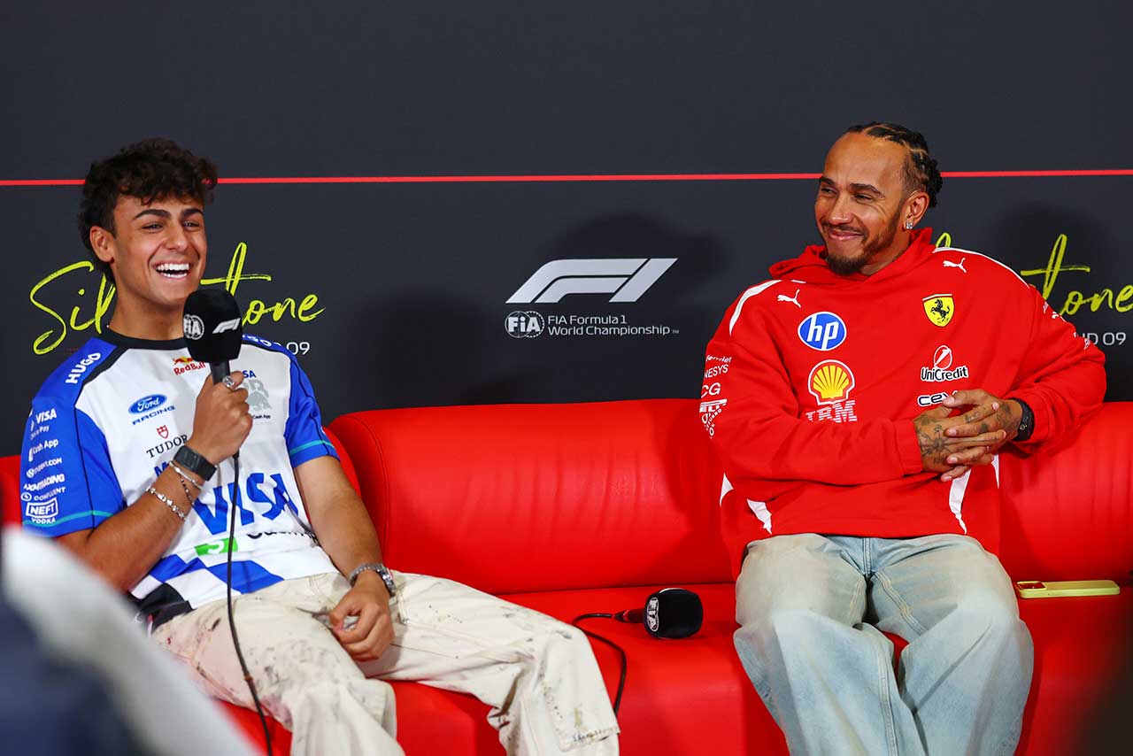 アービッド・リンドブラッド（レーシングブルズ）＆ルイス・ハミルトン（フェラーリ）