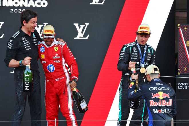 メルセデス代表トト・ウォルフとルイス・ハミルトン（フェラーリ）