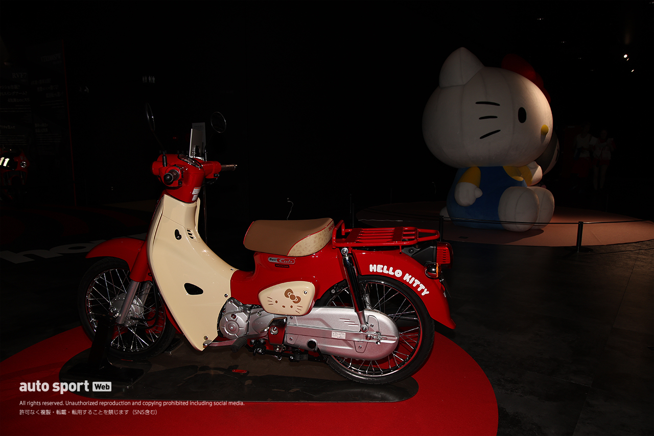 Honda RACING Galleryに展示されているスーパーカブ50.HELLO KITTY／2026鈴鹿8耐