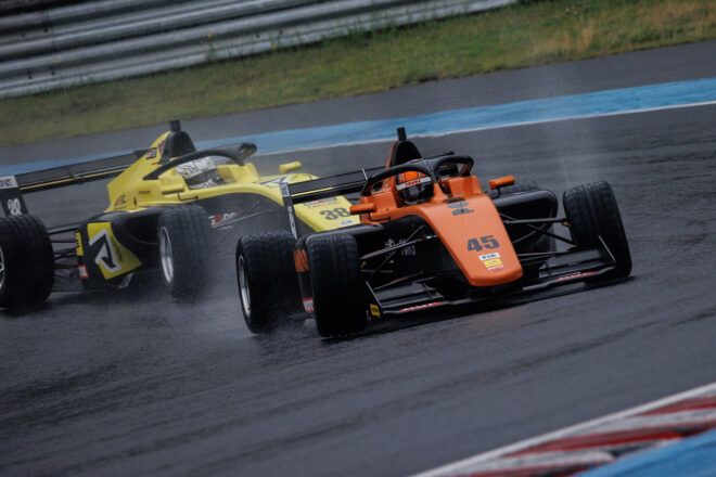 洞地遼大（PONOS RACING F111/3）と武藤雅奈（マツモトキヨシ TOM’S TGR-DC FR）の2番手争い／FRJ第3大会もてぎ 第7戦決勝