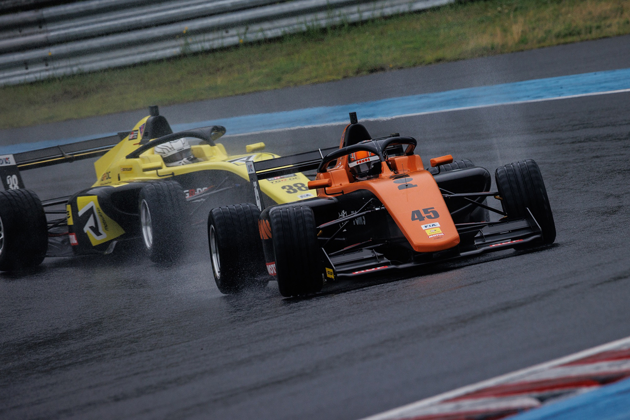 洞地遼大（PONOS RACING F111/3）と武藤雅奈（マツモトキヨシ TOM’S TGR-DC FR）の2番手争い／FRJ第3大会もてぎ 第7戦決勝