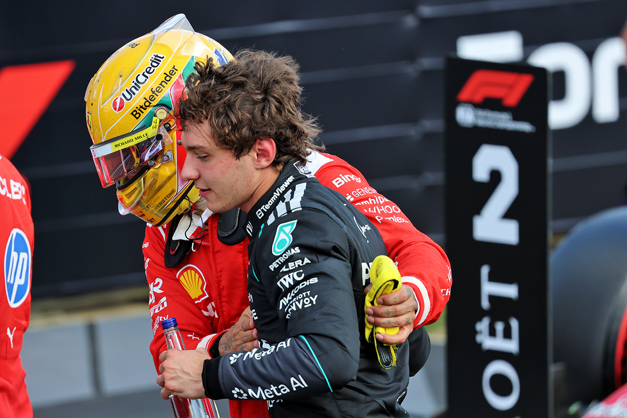 アンドレア・キミ・アントネッリ（メルセデス）とルイス・ハミルトン（フェラーリ）