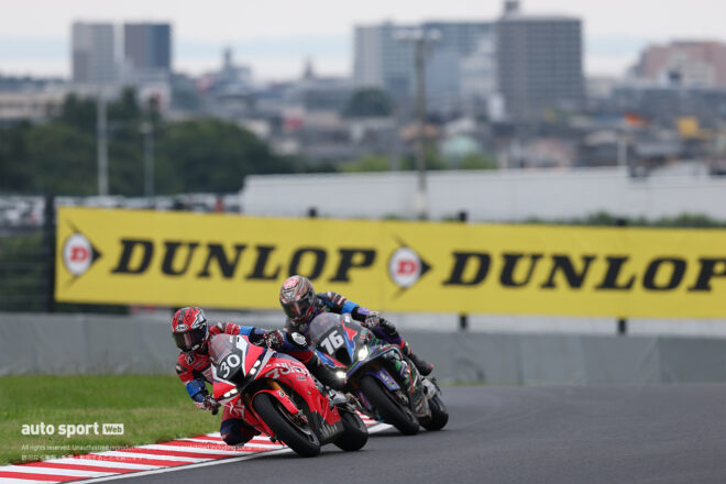 高橋巧(Honda HRC)が浦本修充(AutoRace Ube Racing Team)を抜いたシーン/2026鈴鹿8耐